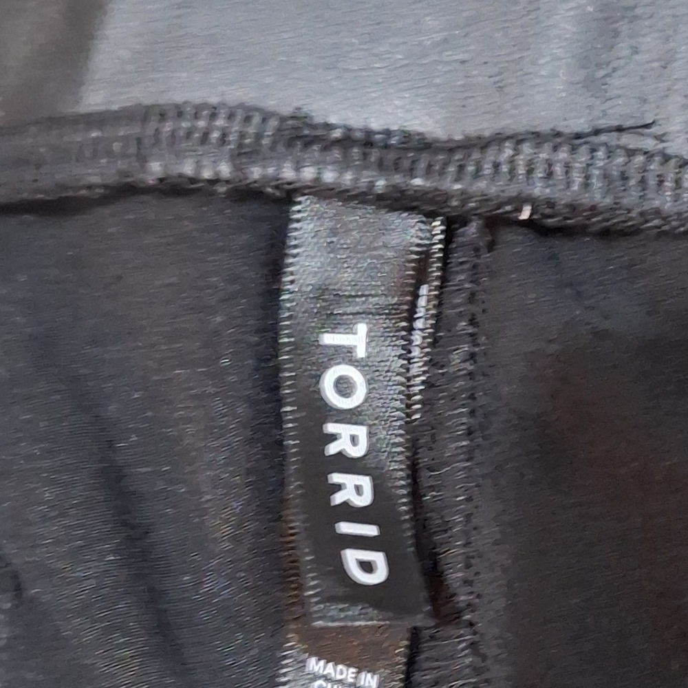 #1761 Torrid Black Glossy Faux Leather Leggings with High-Waisted Fit Sz 4 - Picture 5 of 10